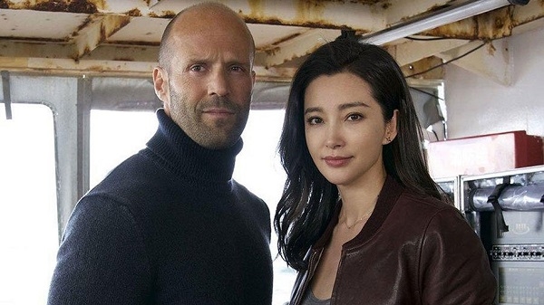 Jason Statham bơi với cá mập thật để lấy trải nghiệm đóng phim The Meg