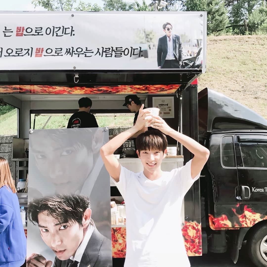 IU gửi xe cà phê tới phim trường ủng hộ Lee Jun Ki