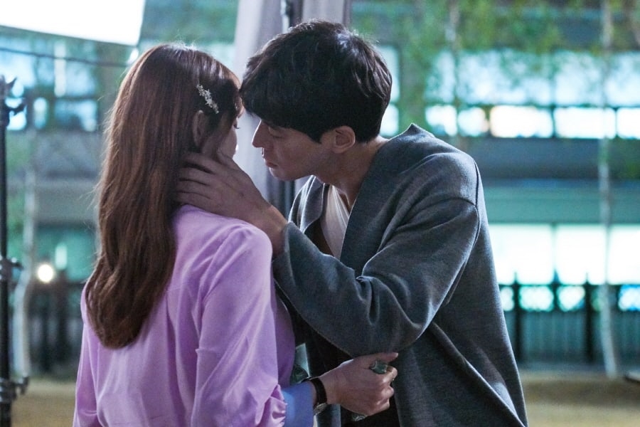 Lee Sang Yoon và Lee Sung Kyung gây sốt với 'nụ hôn bánh quy'