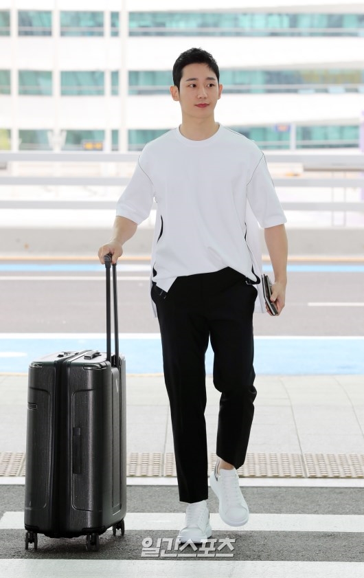 Son Ye Jin - Jung Hae In ton sur ton tại sân bay lên đường đi du lịch