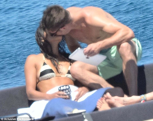 Cánh nhà báo đã chộp được hình ảnh Zac Efron và Michelle Rodriguez hôn nhau khi đi nghỉ tại Ý vào đúng dịp Quốc khách Mỹ.