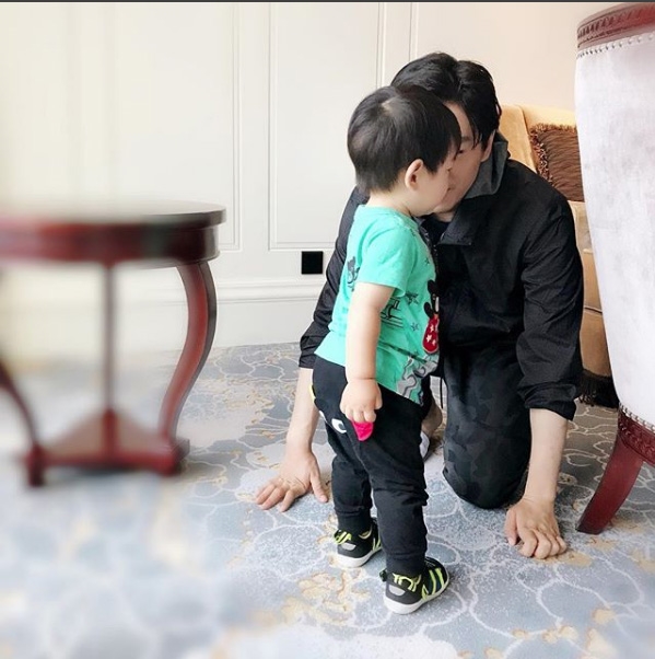 Trần Nghiên Hy - Trần Hiểu hạnh phúc khoe ảnh con trai Tiểu Tinh Tinh