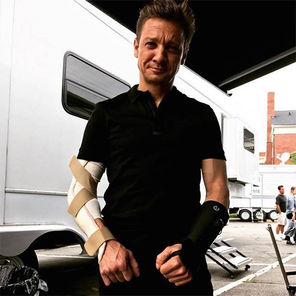 Hawkeye vắng mặt do gãy cả hai tay