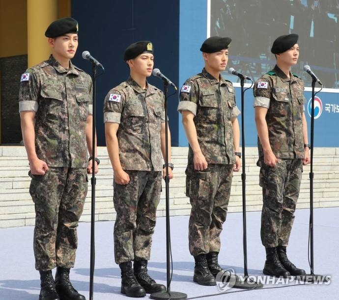 Ji Chang Wook lại khiến fan phát sốt vì đẹp trai trong quân ngũ