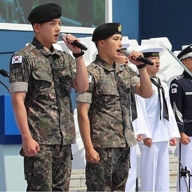 Ji Chang Wook lại khiến fan phát sốt vì đẹp trai trong quân ngũ
