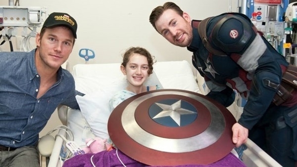 Khiên Captain American được đấu giá 53,000 USD mỗi phiên bản