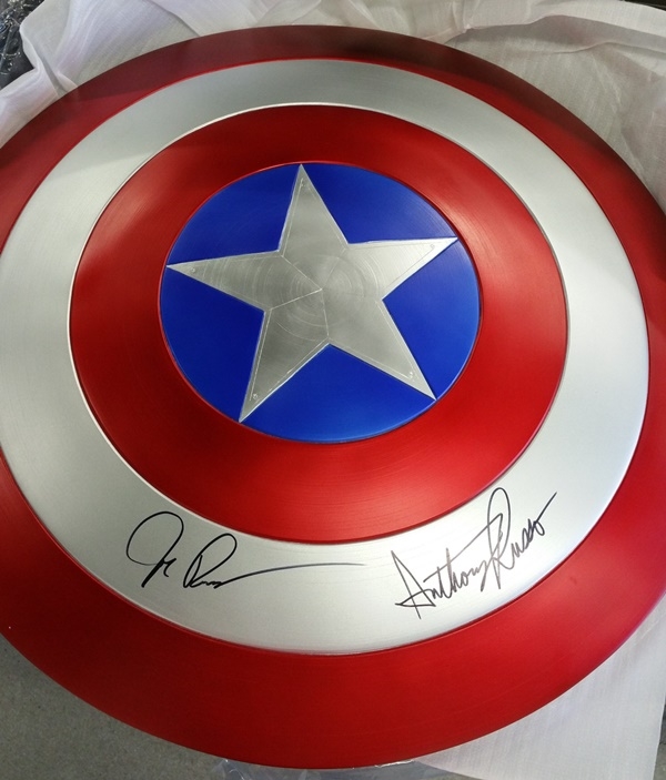 Khiên Captain American được đấu giá 53,000 USD mỗi phiên bản