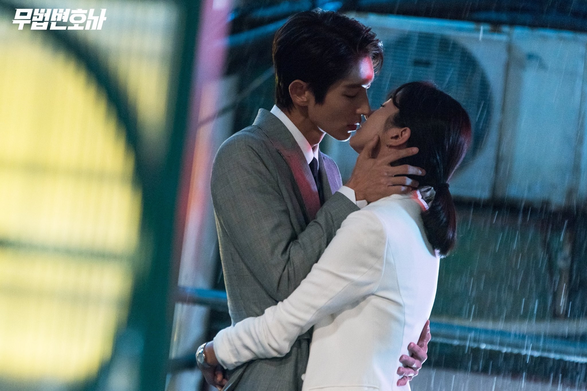 Lee Jun Ki - Seo Ye Ji cực hài hước trên phim trường 'Lawless Lawyer'