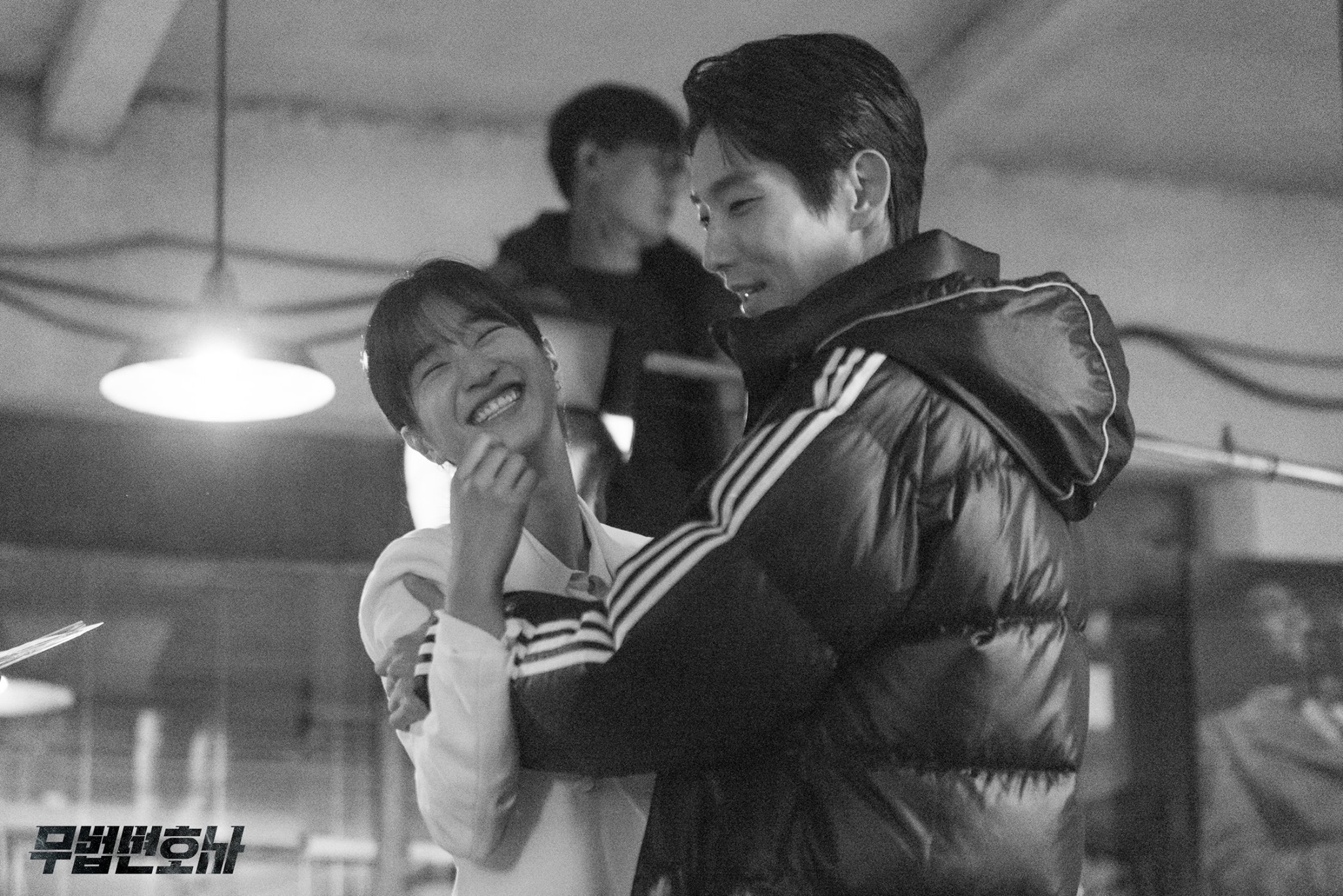 Lee Jun Ki - Seo Ye Ji cực hài hước trên phim trường 'Lawless Lawyer'