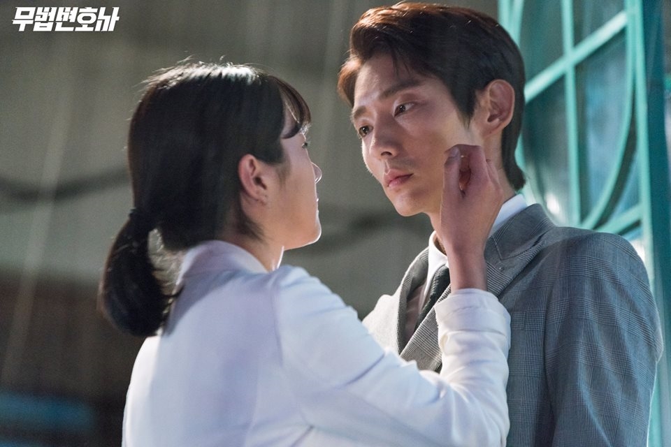 Lee Jun Ki - Seo Ye Ji cực hài hước trên phim trường 'Lawless Lawyer'