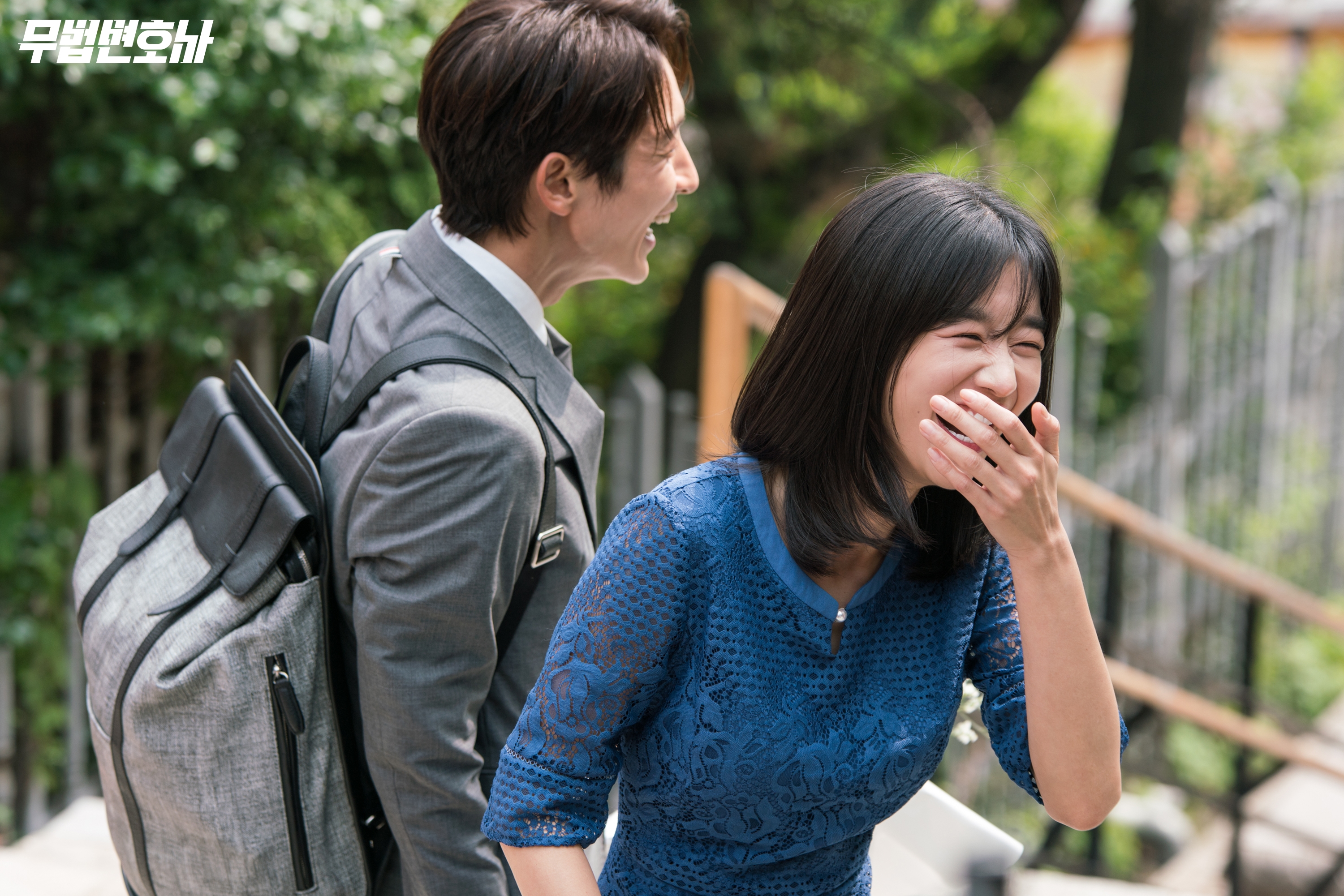 Lee Jun Ki - Seo Ye Ji cực hài hước trên phim trường 'Lawless Lawyer'