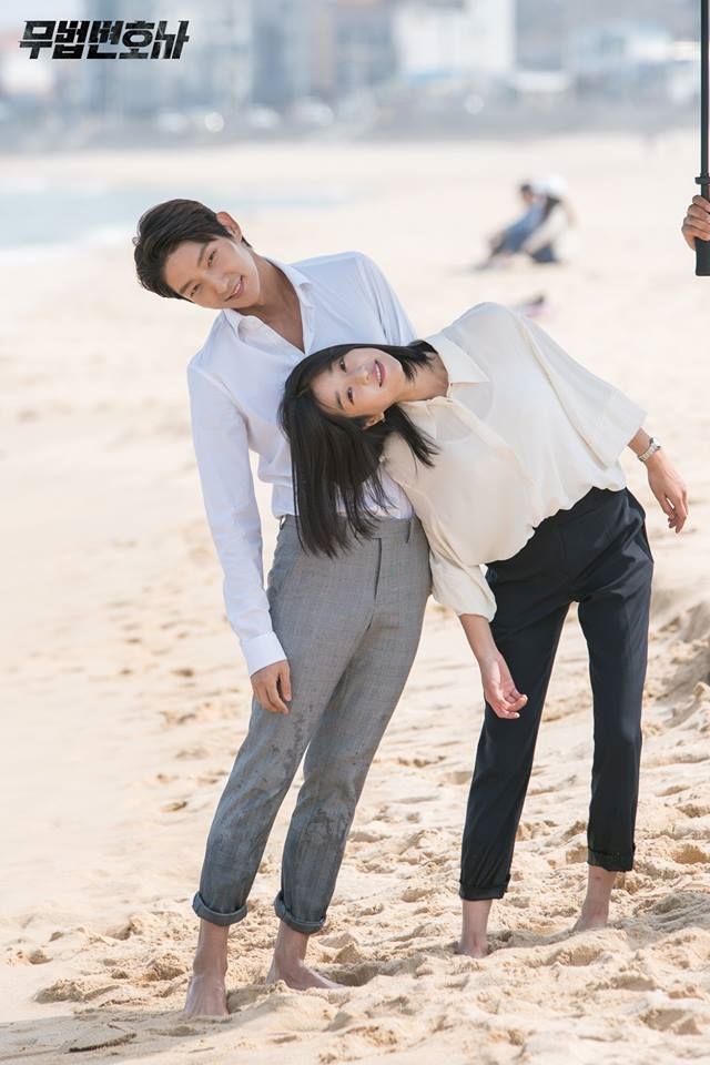 Lee Jun Ki - Seo Ye Ji cực hài hước trên phim trường 'Lawless Lawyer'