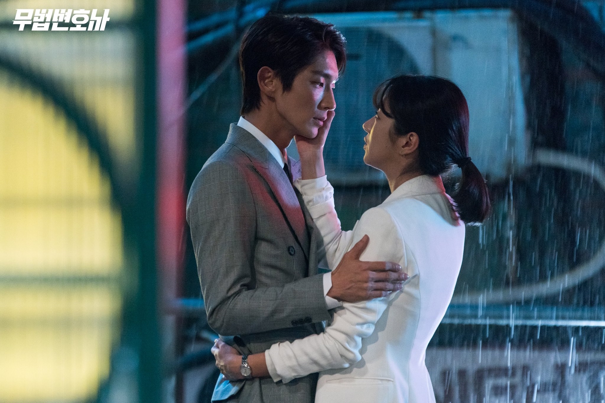 Lee Jun Ki - Seo Ye Ji cực hài hước trên phim trường 'Lawless Lawyer'