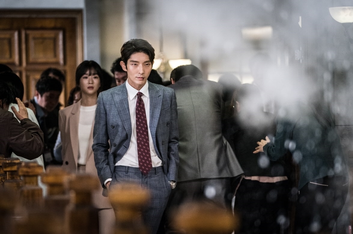 Lee Jun Ki - Seo Ye Ji cực hài hước trên phim trường 'Lawless Lawyer'