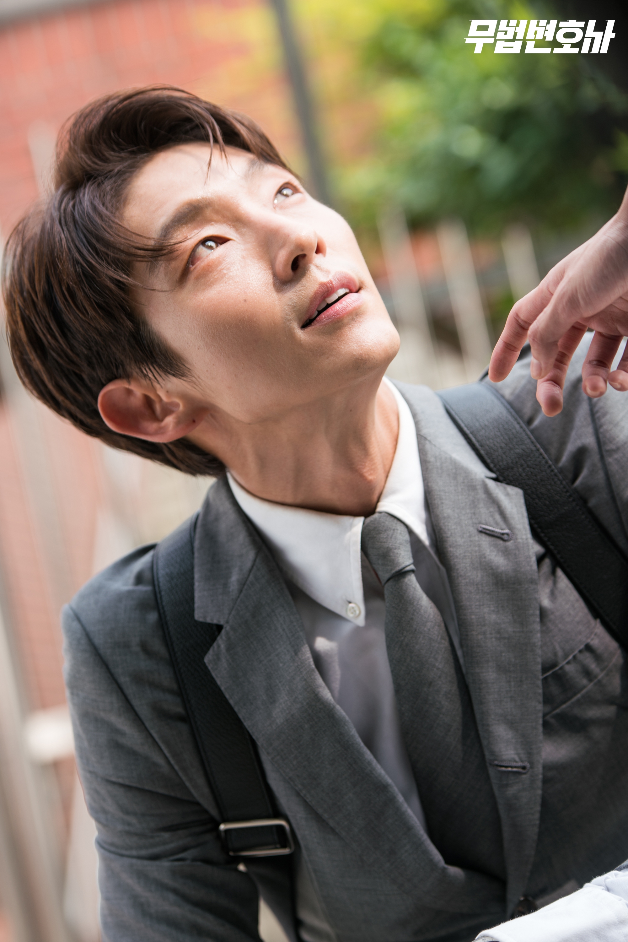 Lee Jun Ki - Seo Ye Ji cực hài hước trên phim trường 'Lawless Lawyer'