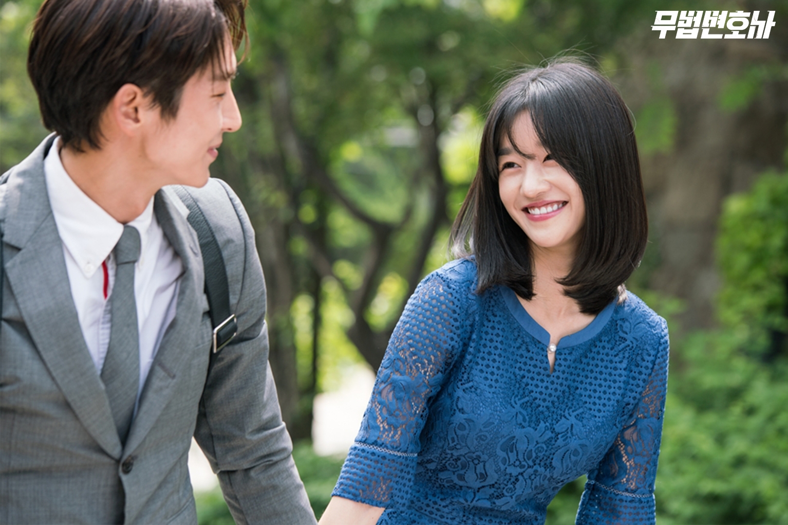 Lee Jun Ki - Seo Ye Ji cực hài hước trên phim trường 'Lawless Lawyer'