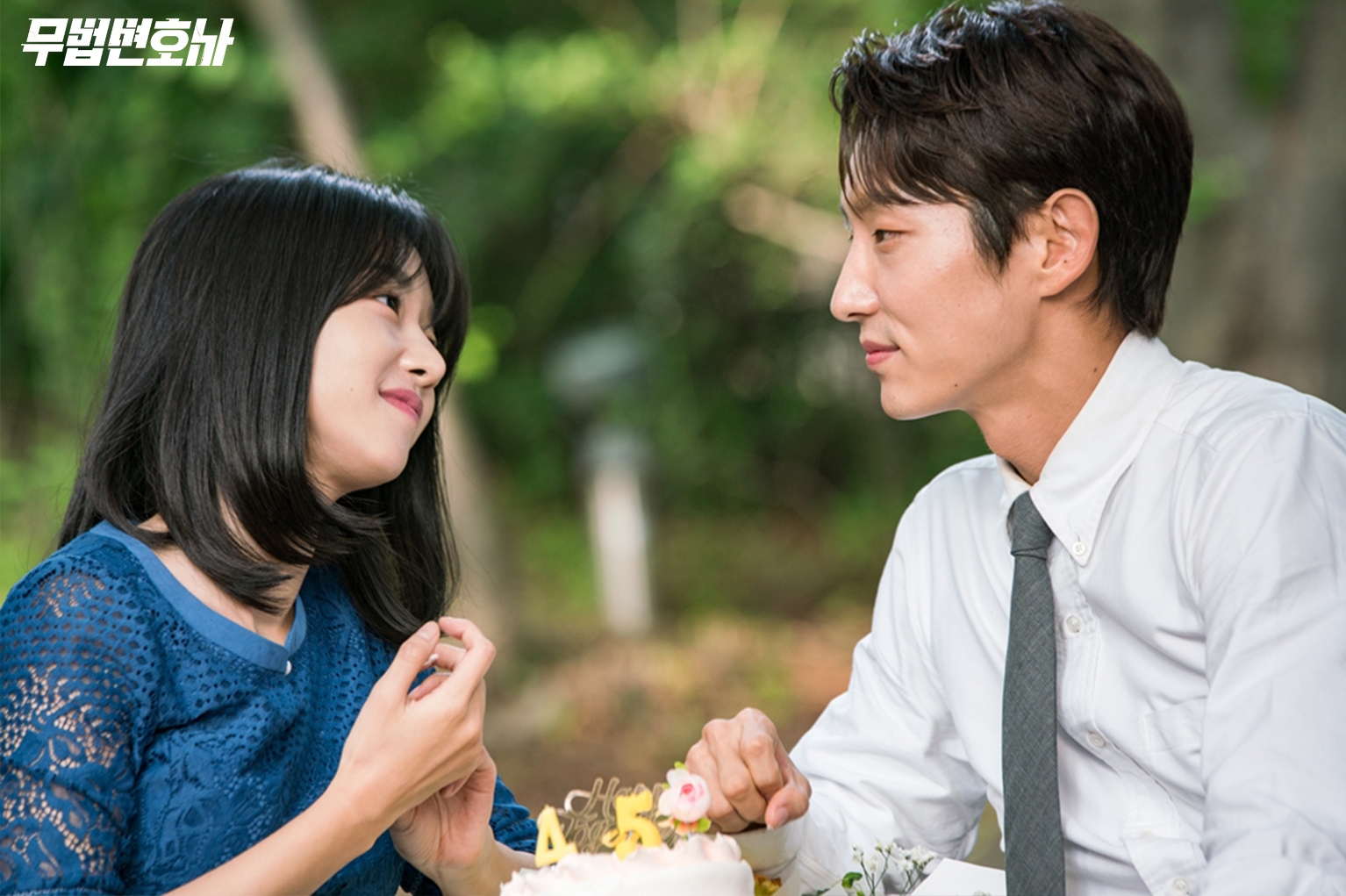 Lee Jun Ki - Seo Ye Ji cực hài hước trên phim trường 'Lawless Lawyer'