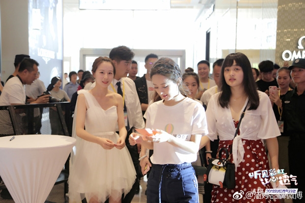 Triệu Lệ Dĩnh tái xuất ngọt ngào hết cỡ sau chuyến du lịch