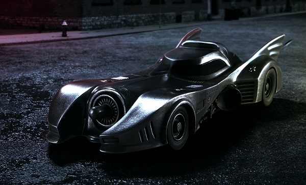 Nhà anh Batman đâu có gì ngoài điều kiện, nên Batmobile chẳng qua cũng chỉ là một cái gẩy móng tay với anh mà thôi