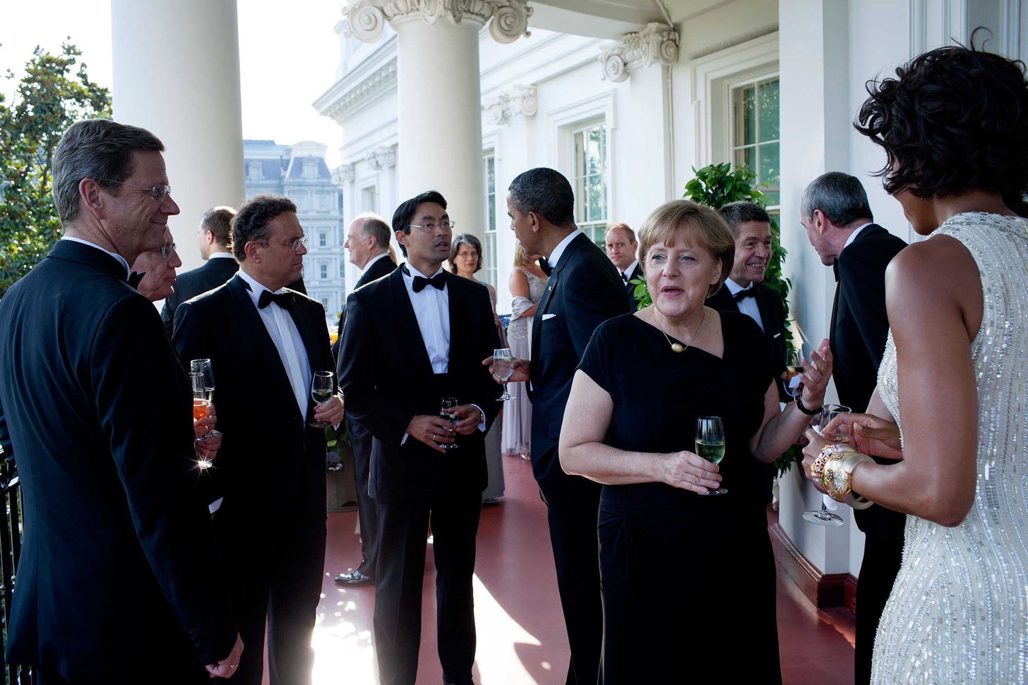 Ông Obama và thủ tướng Đức Angela Markel làm cameo cho Thư Ký Kim?
