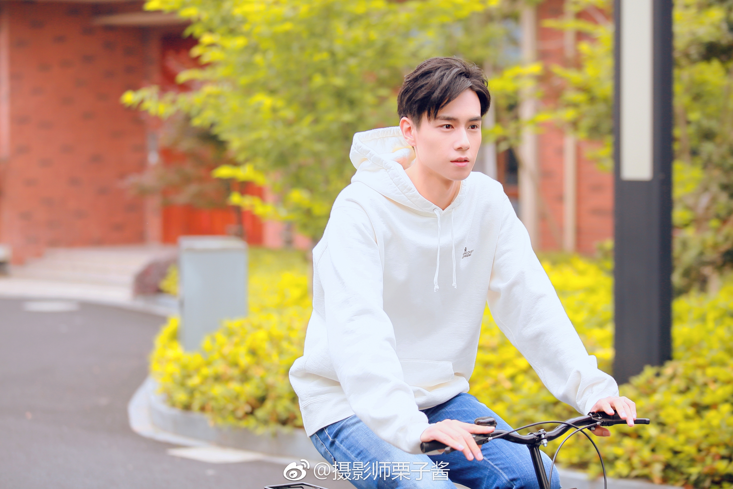 Lộ clip nghi vấn Hồ Nhất Thiên vào khách sạn với một cô gái