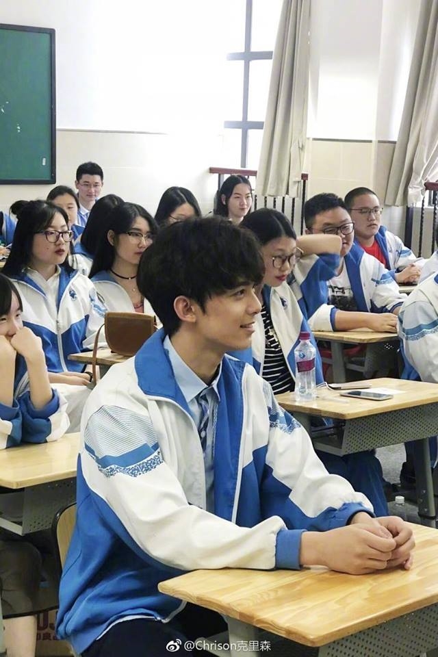 Hình ảnh của Dịch Dương Thiên Tỉ và Ngô Lỗi trong ngày tốt nghiệp