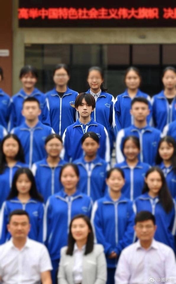 Hình ảnh của Dịch Dương Thiên Tỉ và Ngô Lỗi trong ngày tốt nghiệp