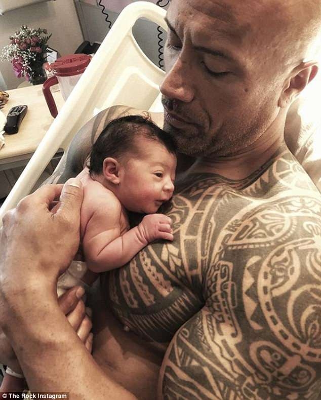 Siêu sao The Rock âu yếm đút cơm khi vợ cho con bú