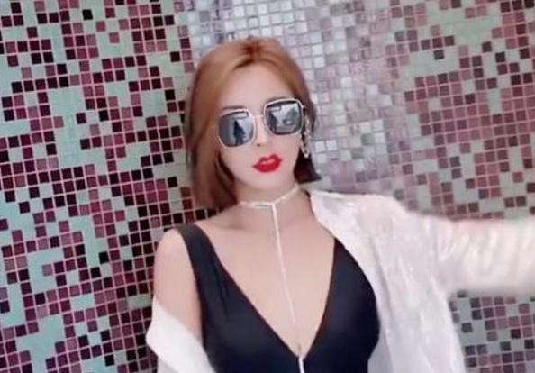 Lộ diện dung nhan cô gái bước vào phòng khách sạn cùng Hồ Nhất Thiên?