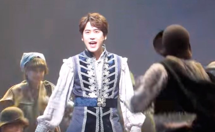 Những idol Hàn Quốc tỏa sáng với nghề tay trái được công nhận