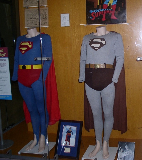 2 bộ trang phục ghi hình cho ti vi màu và ti vi đen trắng của Aventures of Superman