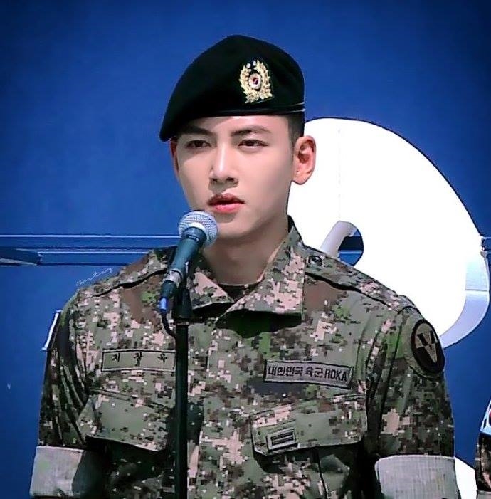 Hé lộ hình ảnh mới nhất của Ji Chang Wook trong quân ngũ