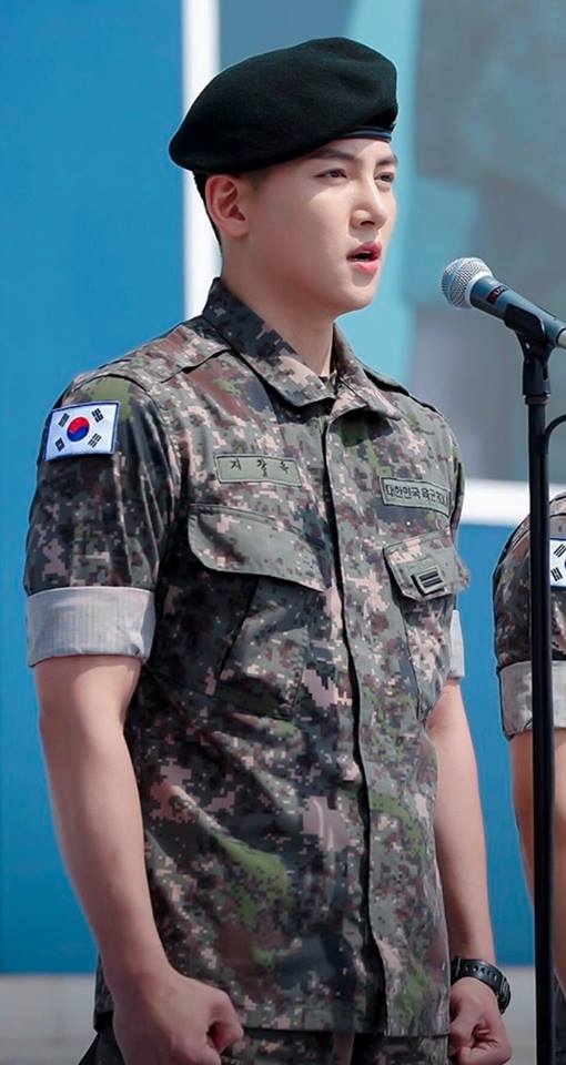 Hé lộ hình ảnh mới nhất của Ji Chang Wook trong quân ngũ
