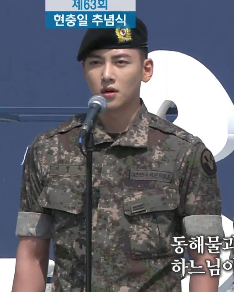 Hé lộ hình ảnh mới nhất của Ji Chang Wook trong quân ngũ