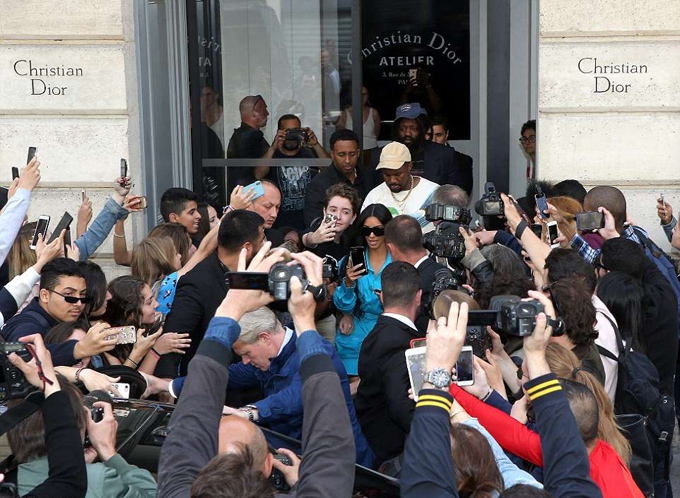 Kim Kardashian cùng chồng trở lại Paris sau lần bị cướp suýt mất mạng