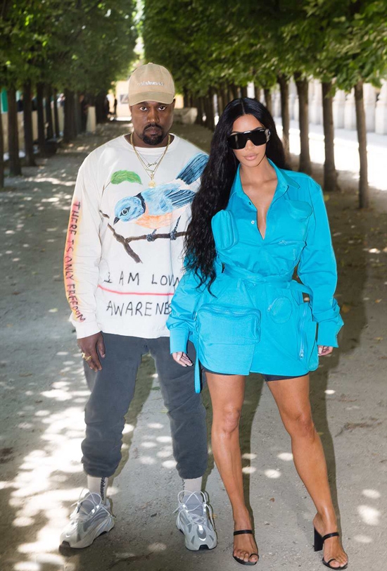 Kim Kardashian cùng chồng trở lại Paris sau lần bị cướp suýt mất mạng