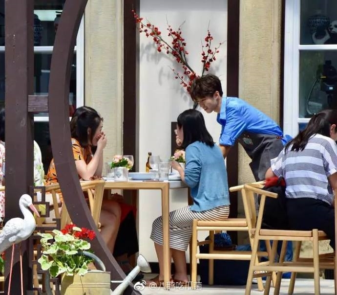 Dậy sóng trước khoảnh khắc dỗ dành ấm áp của Triệu Vy dành cho đàn em