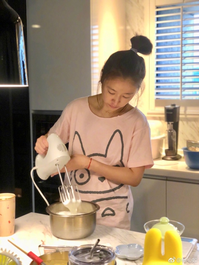 Lâm Tâm Như khe ảnh vào bếp và mặt mộc hoàn hảo
