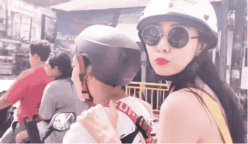 Triệu Hựu Đình gây bão vì sân bay đón Cao Viên Viên