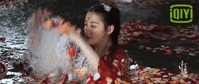 Những lần dàn mỹ nhân Cbiz khoe sắc dưới nước