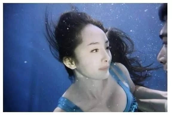 Những lần dàn mỹ nhân Cbiz khoe sắc dưới nước