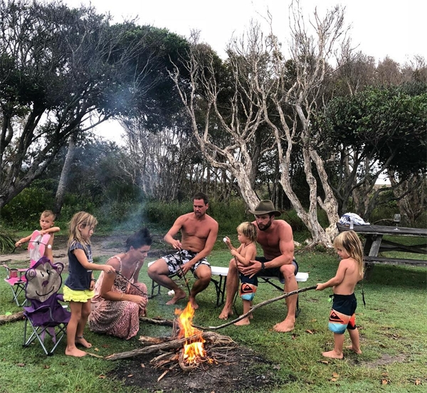 Chris Hemsworth chơi nhảy dây và lướt sóng cùng con gái