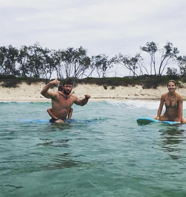 Chris Hemsworth chơi nhảy dây và lướt sóng cùng con gái