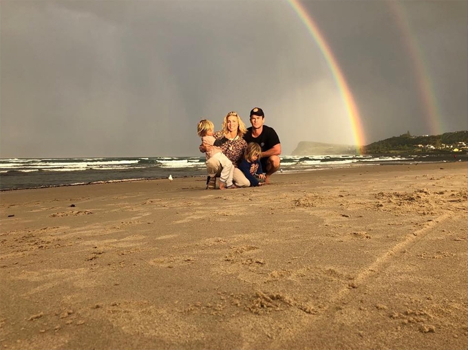 Chris Hemsworth chơi nhảy dây và lướt sóng cùng con gái