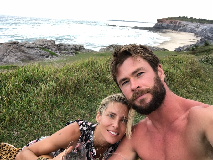 Chris Hemsworth chơi nhảy dây và lướt sóng cùng con gái