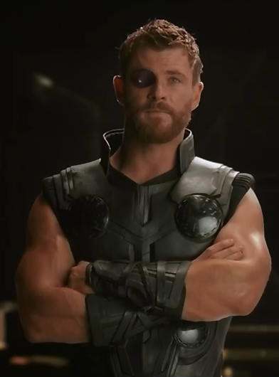 Nam diễn viên Avengers mặc đẹp từ phim đến đời thực