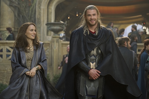 Nam diễn viên Avengers mặc đẹp từ phim đến đời thực