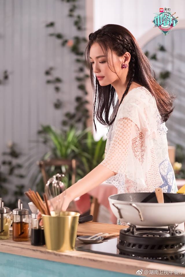 Ngỡ ngàng với vẻ đẹp tựa nữ thần của Thư Kỳ ở tuổi 42