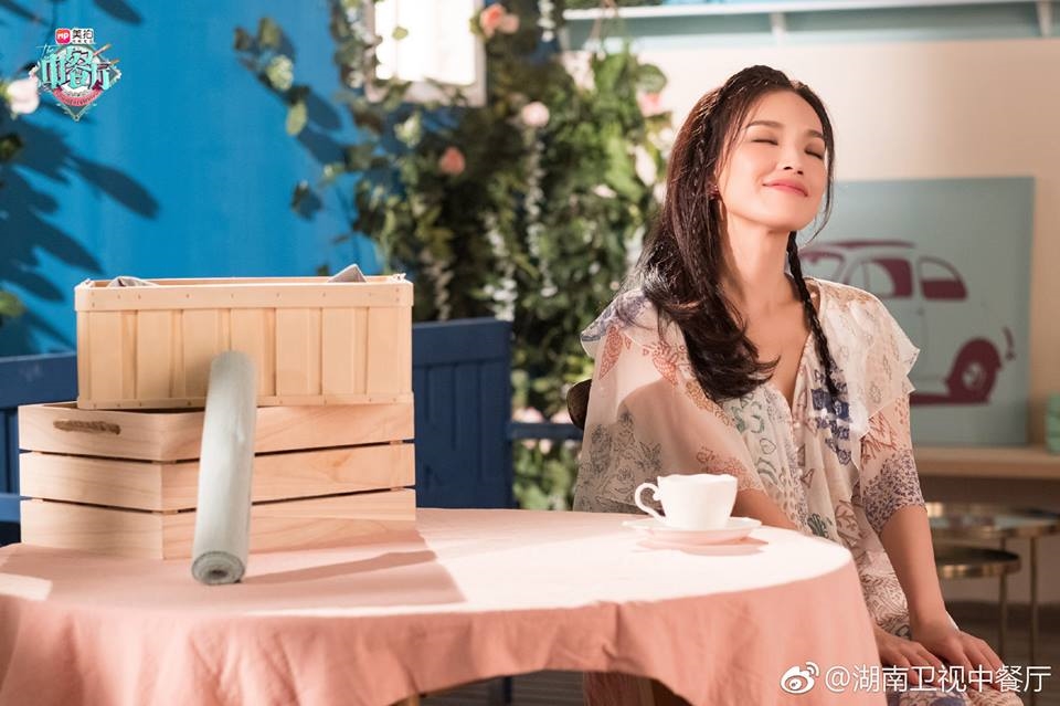 Ngỡ ngàng với vẻ đẹp tựa nữ thần của Thư Kỳ ở tuổi 42