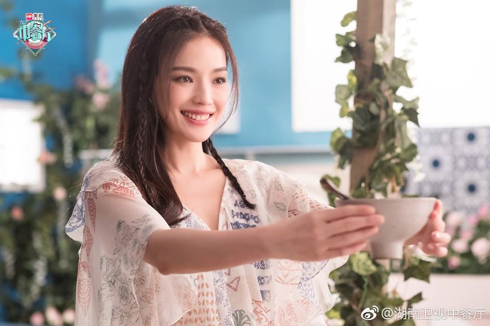 Ngỡ ngàng với vẻ đẹp tựa nữ thần của Thư Kỳ ở tuổi 42
